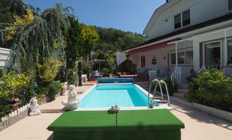 Maison double familiale avec appartement séparé, piscine et terrasse