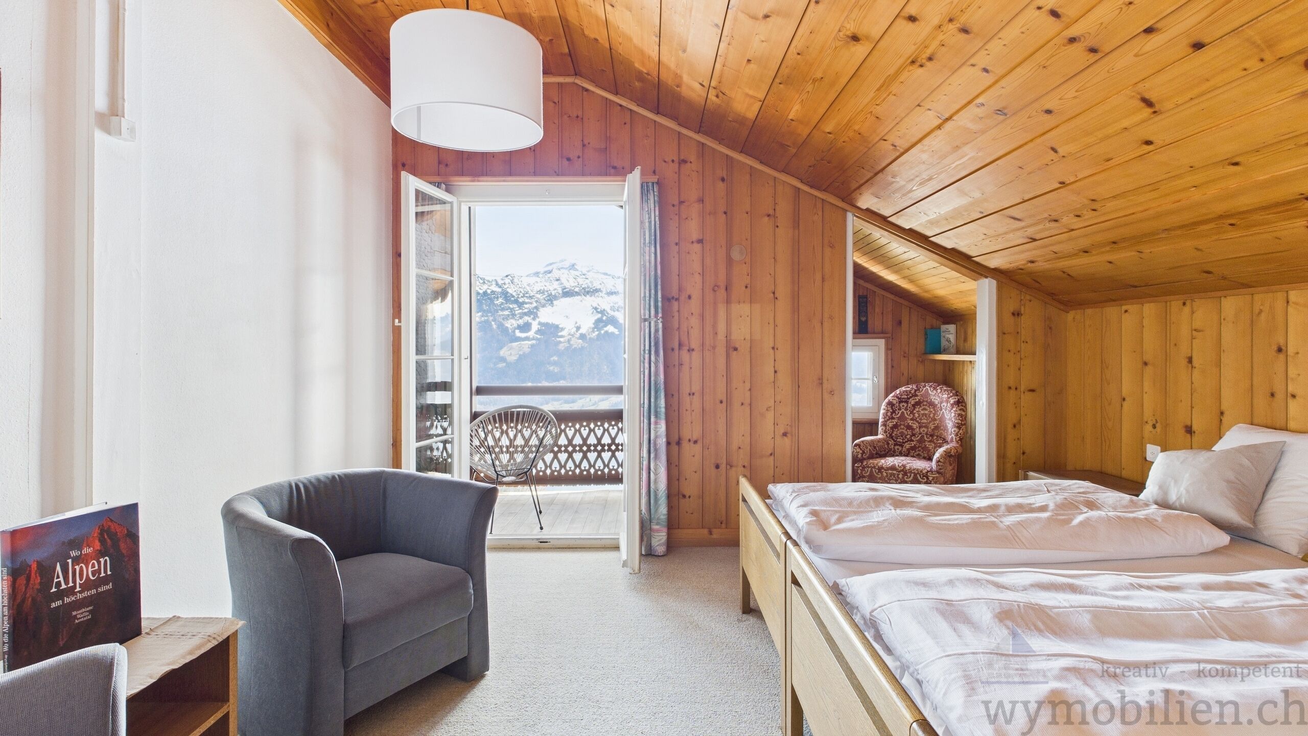 2. Schlafzimmer (Süd) mit Erker und Ausgang auf den Balkon