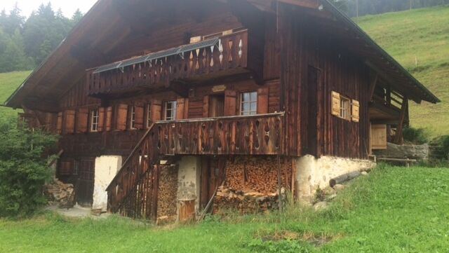 Vendu : Au-dessus de Vers l'Eglise, chalet authentique Vendu : Au-dessus de Vers l'Eglise, chalet authentique