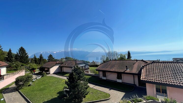 LUMINEUX APPARTEMENT EN ATTIQUE AVEC VUE PANORAMIQUE SUR LE LAC