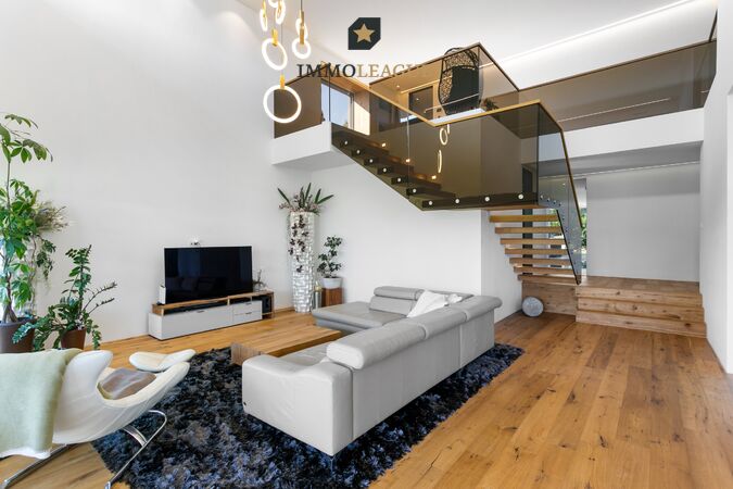 6m hohe Decken im Wohnzimmer.
