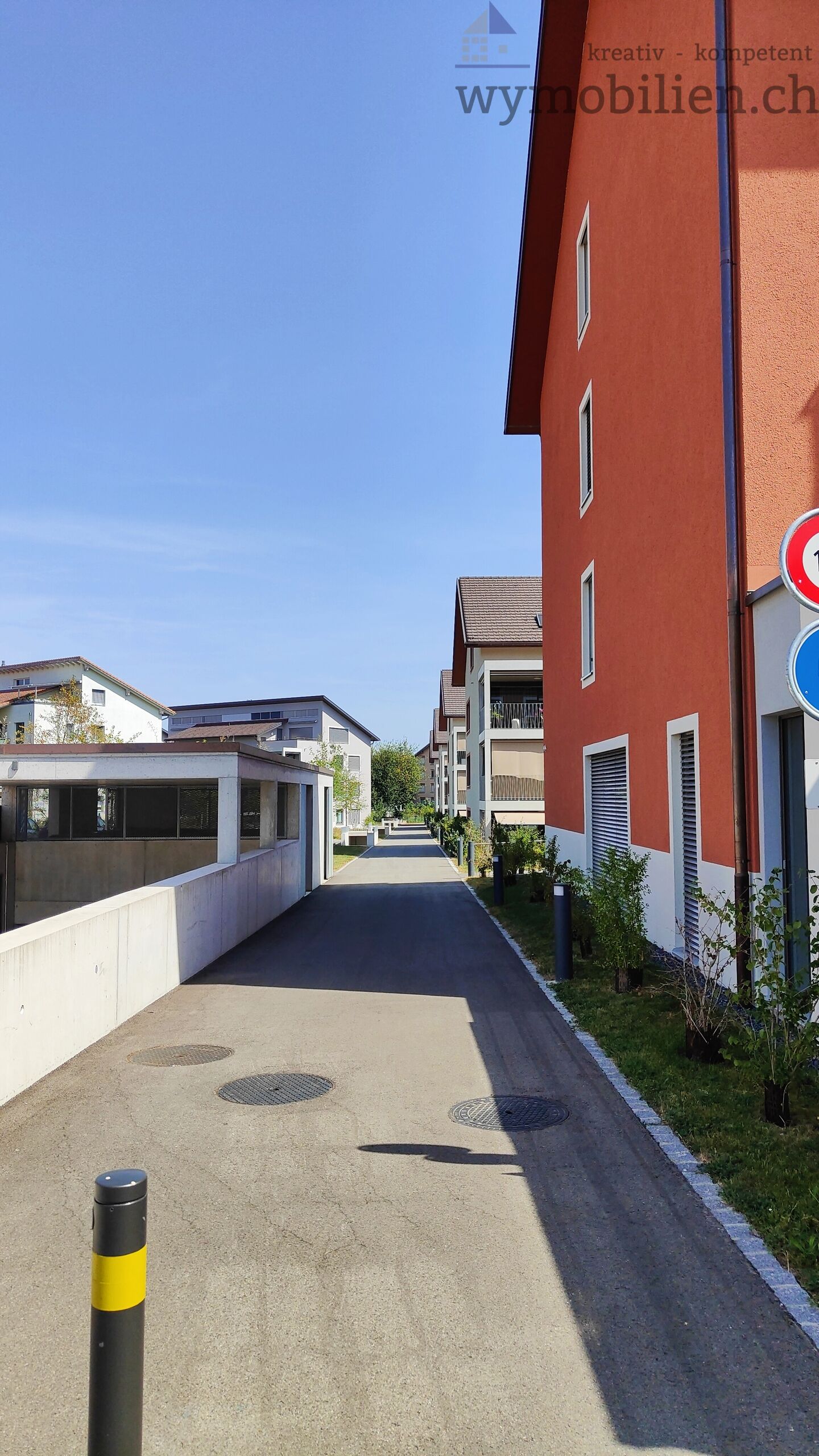 Einfahrt Einsthalle links / Fussweg zur Wohnung 