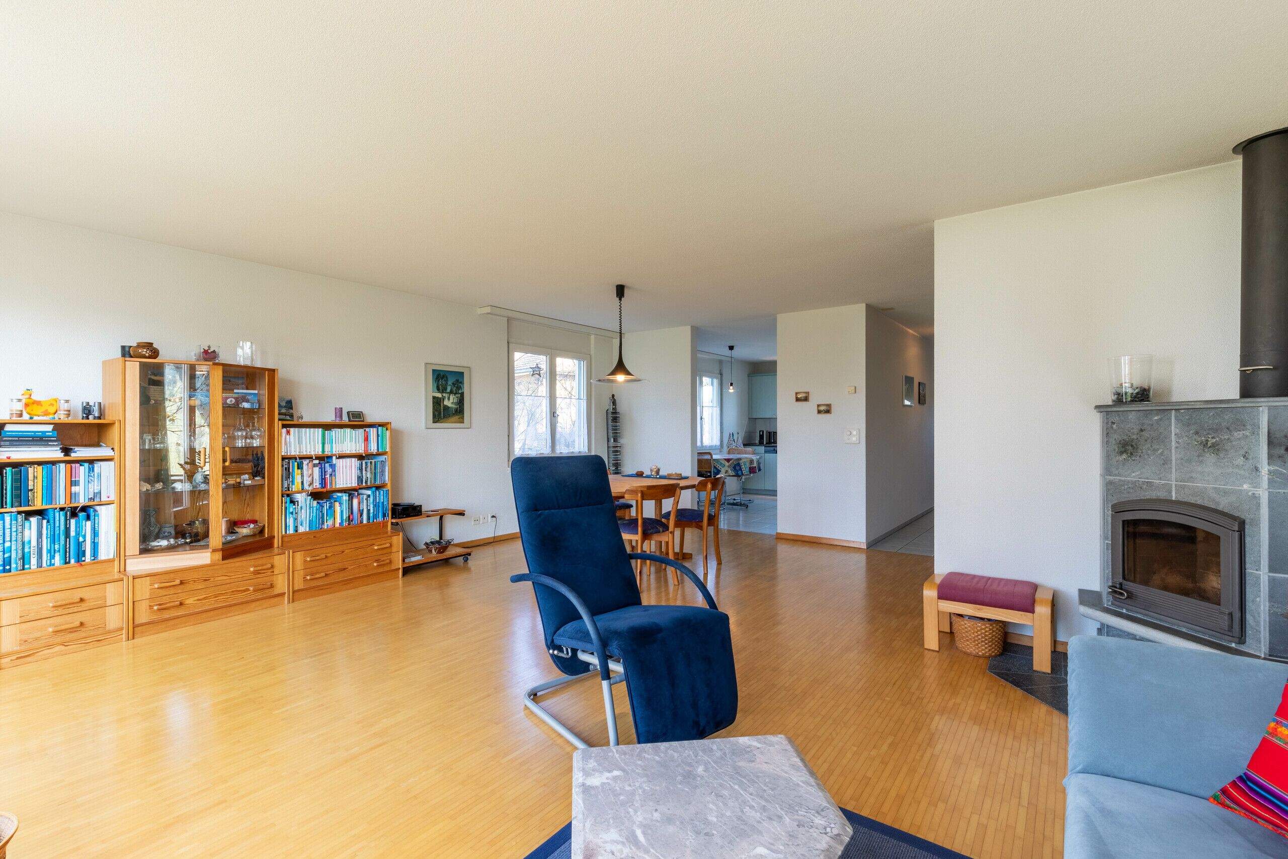 Wohn- und Esszimmer mit Speckstein-Cheminée (EG)