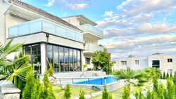 Dreifamilienhaus mit Pool und Laube