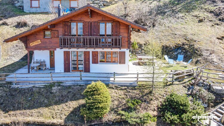 A vendre : Chalet dans un endroit calme avec vue magnifique !