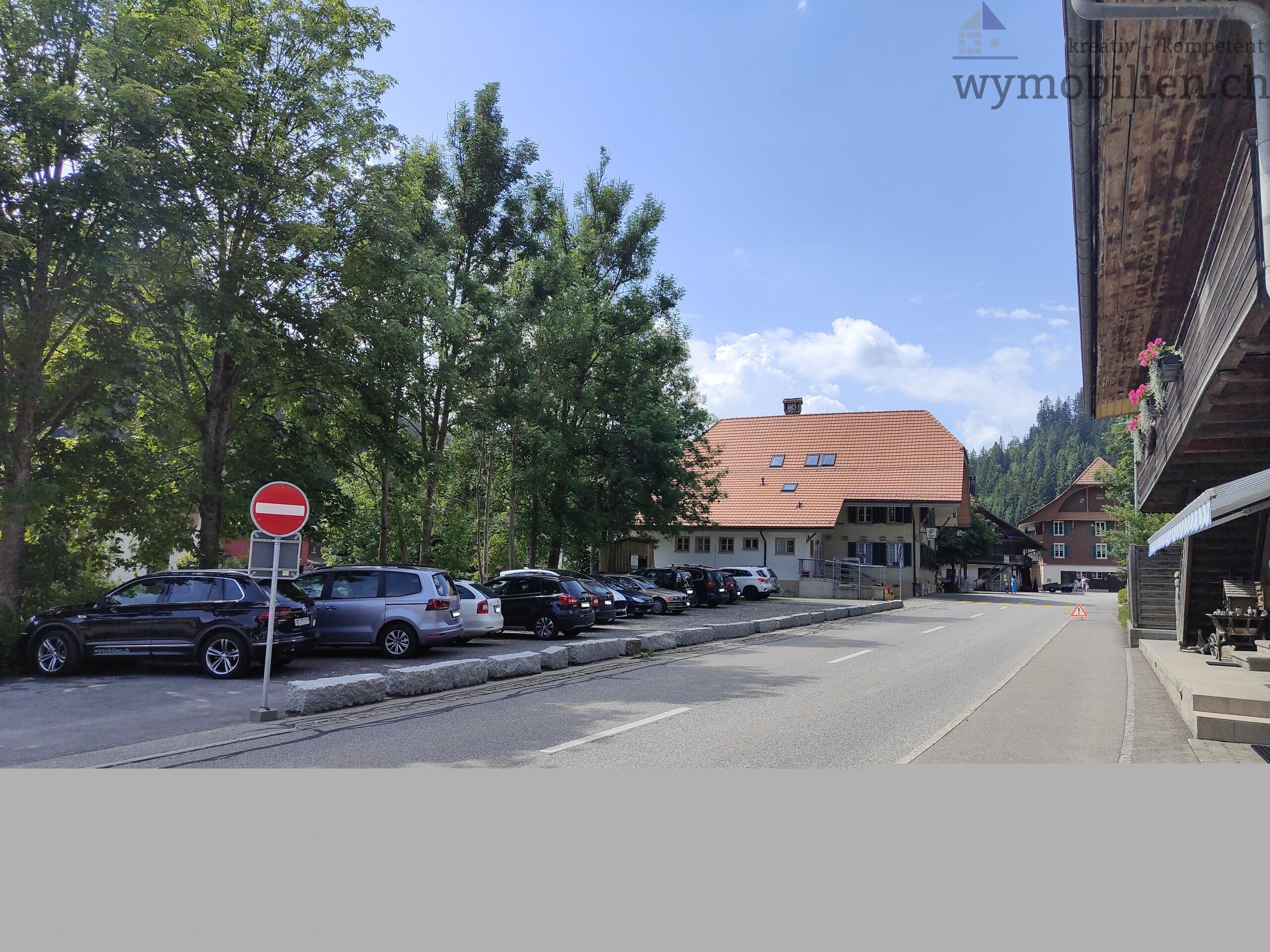 Dorfzufahrt Nord mit dem Parkplatz Bären links 
