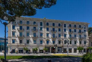 Grand Palace - exclusive lakefront apartment