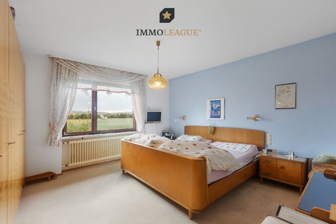 Elternschlafzimmer mit Blick ins Grüne.