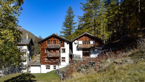 Mixed-use building CH-3910 Saas-Grund