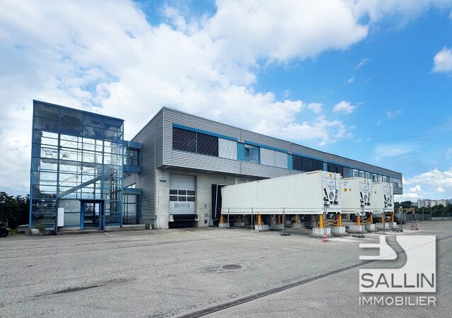 Entrepôt/Halle d'env. 620 m², quai de chargement avec rampe élévatrice