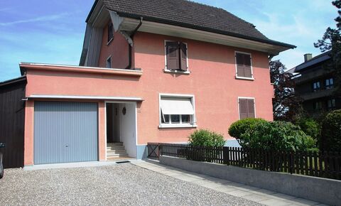 7.5 Zi.- Einfamilienhaus mit viel Umschwung