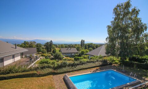 Large comfortable house with 300 m2 of living area with views and pool