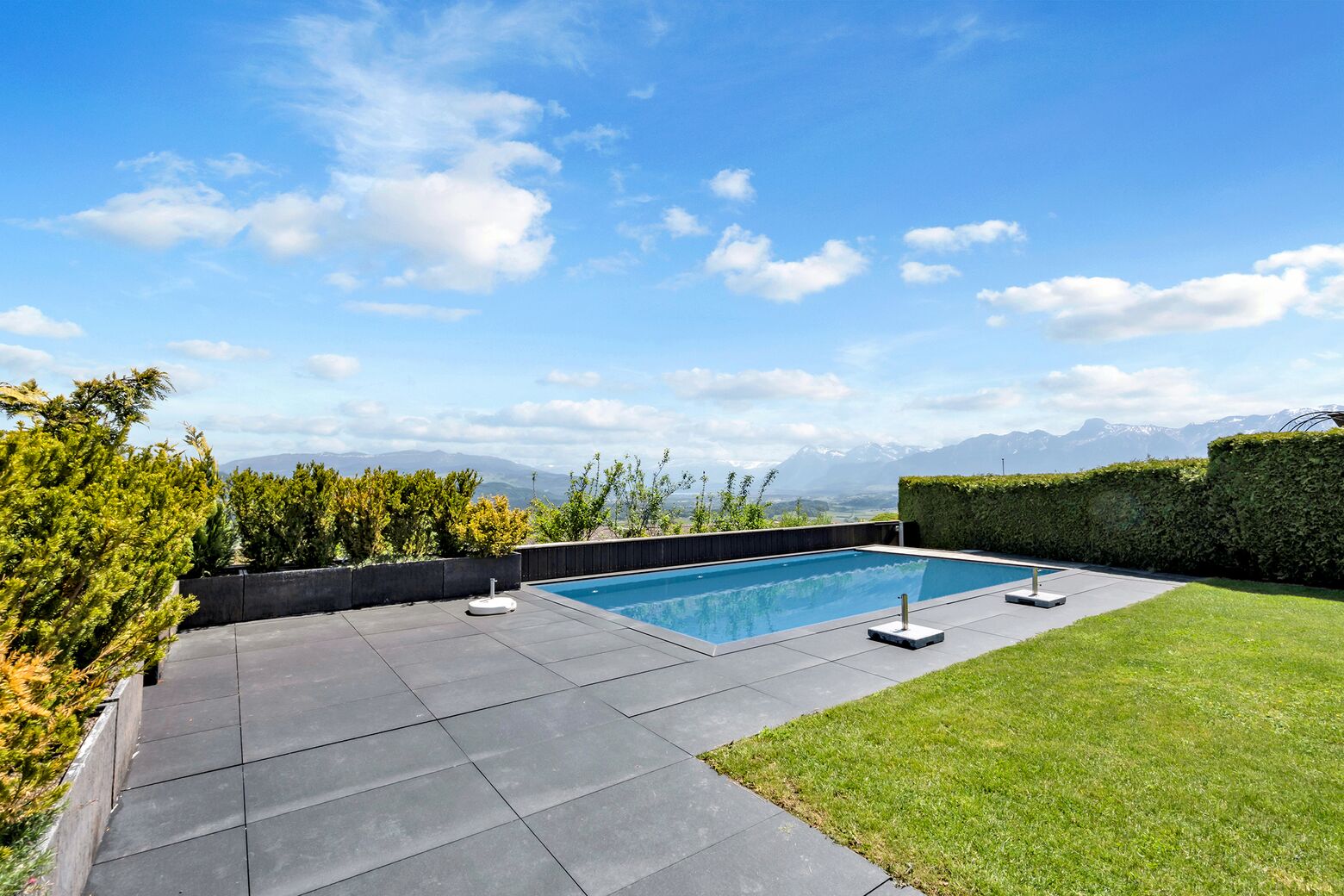Aussenbereich mit Schwimmbad und unverbaubarer Aussicht auf den Thunersee sowie der Berner Oberländer Alpenkette