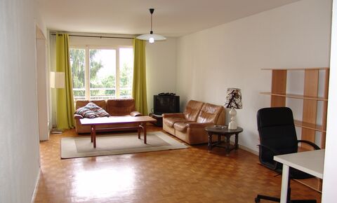 Appartement meublé au centre de St Genis Pouilly.
Proche toutes commod