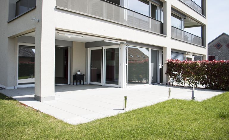 Appartement moderne avec spacieuse terrasse et jardin privatif