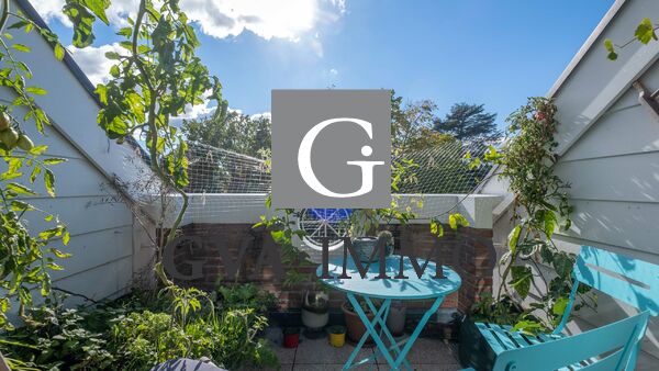 Large and bright 7 room penthouse apartment