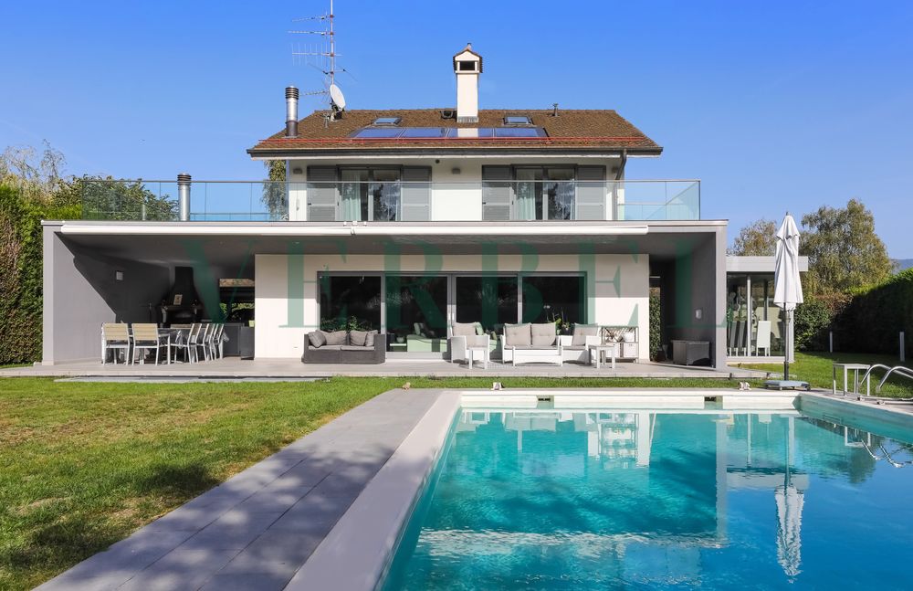 Exclusive: contemporary 10-room villa