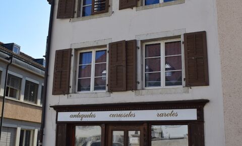 Building composed of a triplex apartment and a commercial area