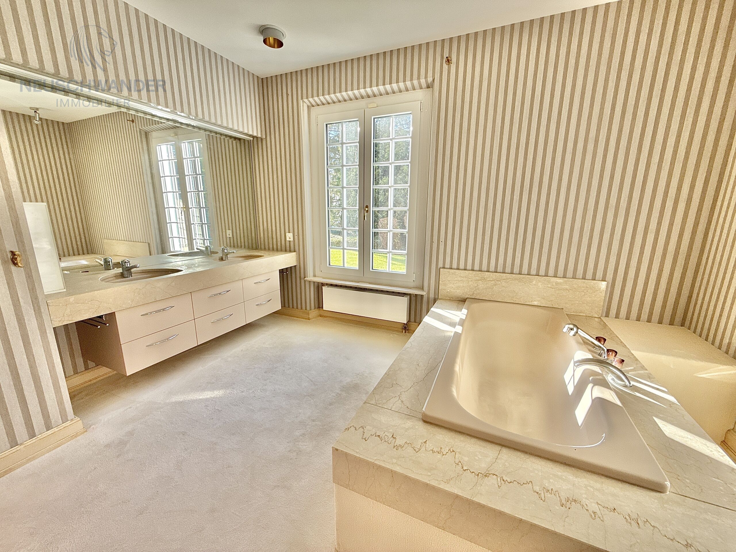 Badezimmer Dusche/Badewanne/WC/Doppelwaschbecken