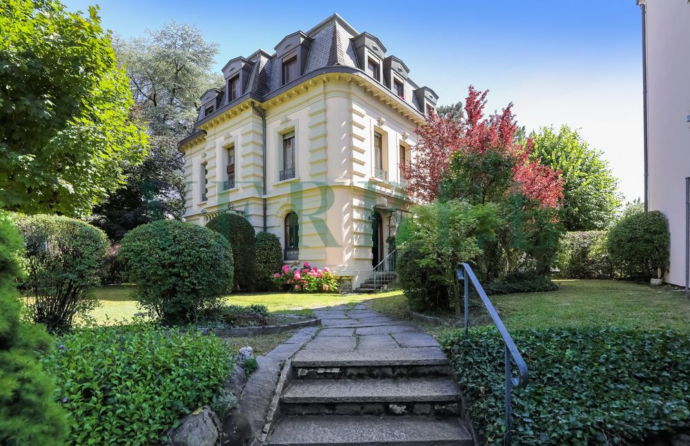 Mansion to renovate with 9.5 rooms and garden