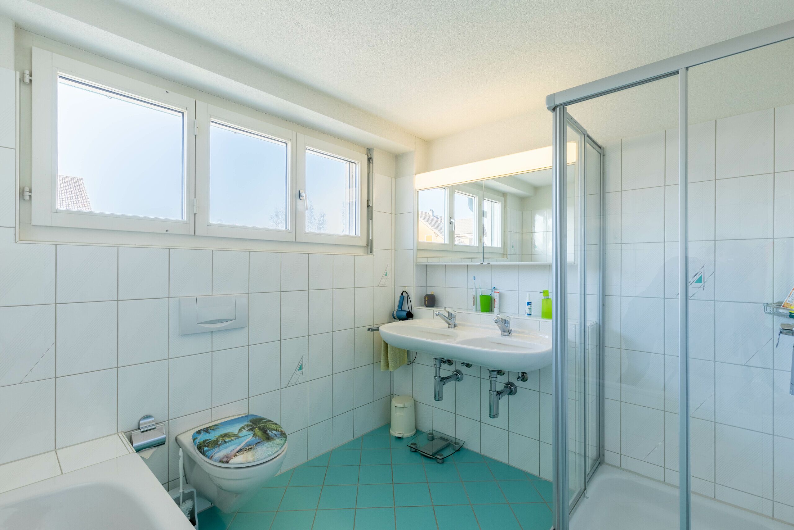 Nasszelle mit Badewanne, Dusche, Doppellavabo und WC (OG)