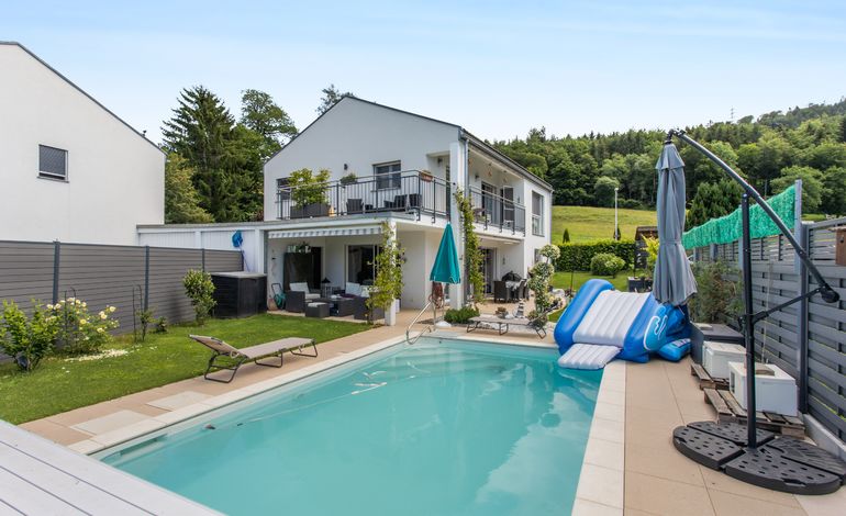 Magnifique villa jumelée avec piscine en bordure de zone agricole