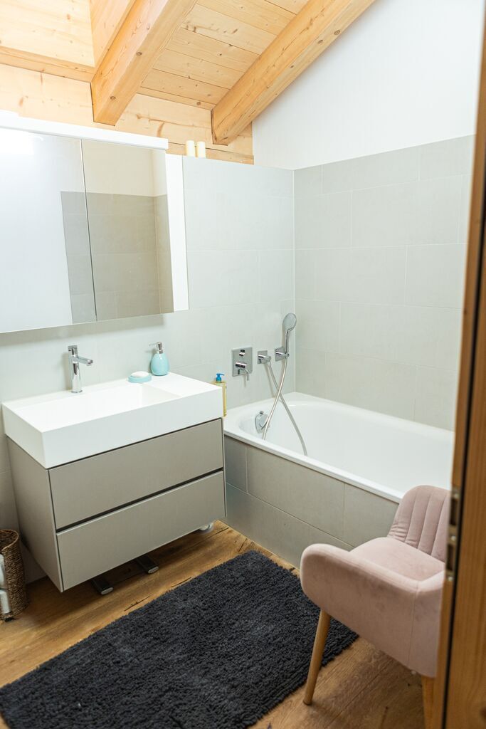 Badezimmer 1 (5 ½ Zi. Wohnung)