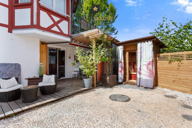 Grosser Aussenbereich mit Sauna und Loungebereich.