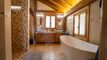 Gryon Immo propose un luxueux chalet de 6 pièces tout en bois de chêne