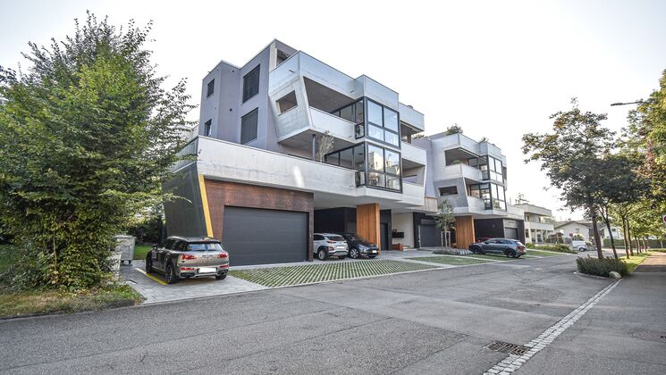 Luxuriöse Gewerbefläche mit moderner Architektur und Design