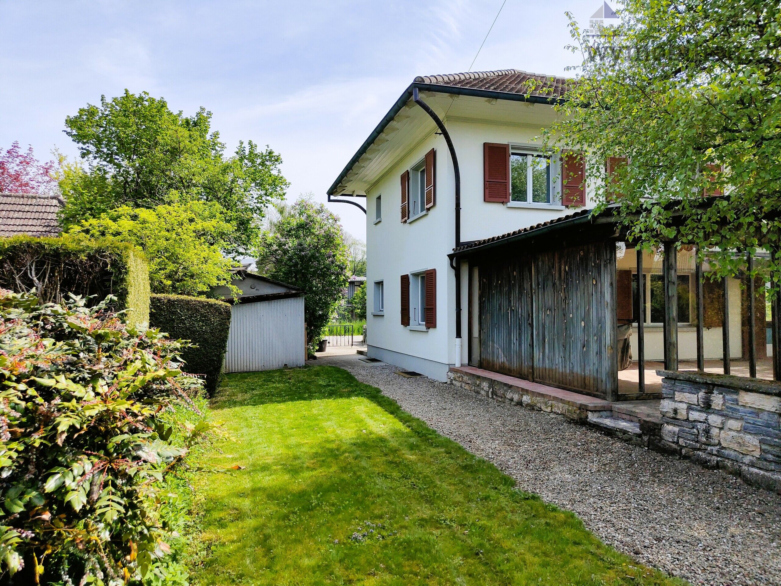 Garage und Schopf links, rechts Terrasse