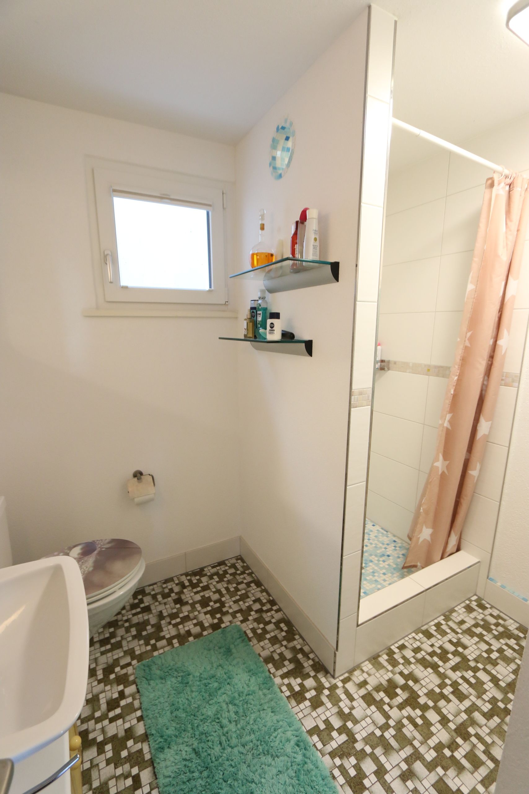 Bad im Erdgeschoss mit Dusche, WC und Lavabo