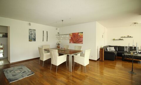 Helles Terrassenhaus in ruhigem Wohnquartier