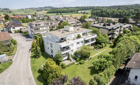 Idyllisch gelegene 4.5 Zi.-Gartenwohnung mit Einstallhallenplatz