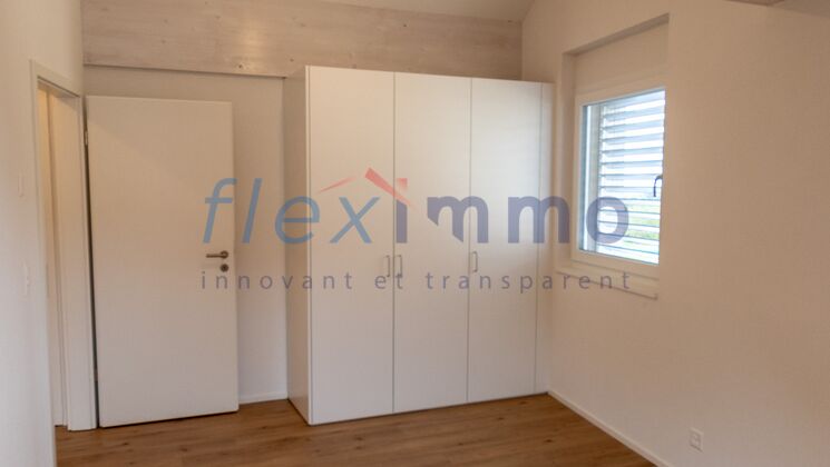 Chambre 1 avec 2 fenêtres et armoires encastrées