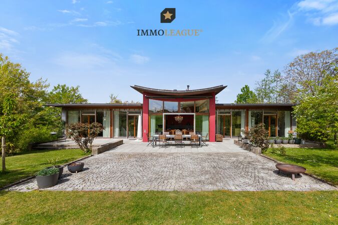 Symmetrie als Ausdruck von Balance: Die inspirierende Formgebung  und fliessende Linien machen diesen Bungalow zu einem Unikat.