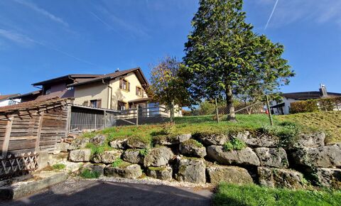 7-room family house with deposits, covered spaces and garages