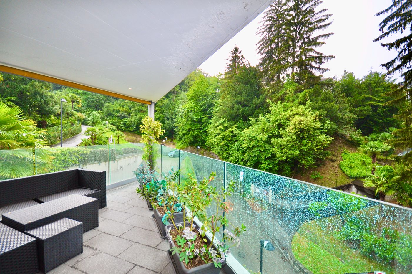 Moderno Appartamento con Panoramica Terrazza a Lugano-Paradiso