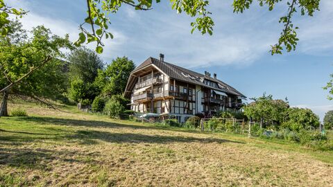 Gartensitzplatz und Balkone: Romantische Maisonette in Kirchlindach.