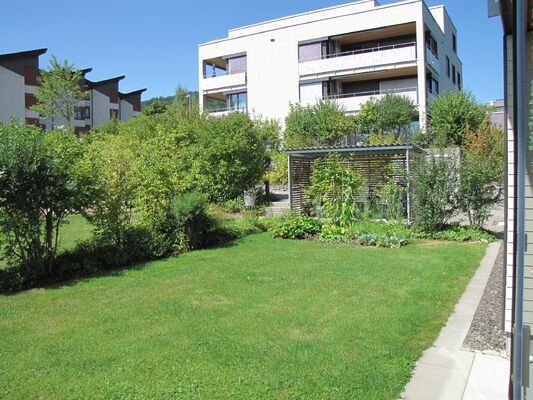 Wiese West zur alleinigen Nutzung und Bewirtschaftung. Hintergrund mit öffentlichem Unterstand des Hauses.