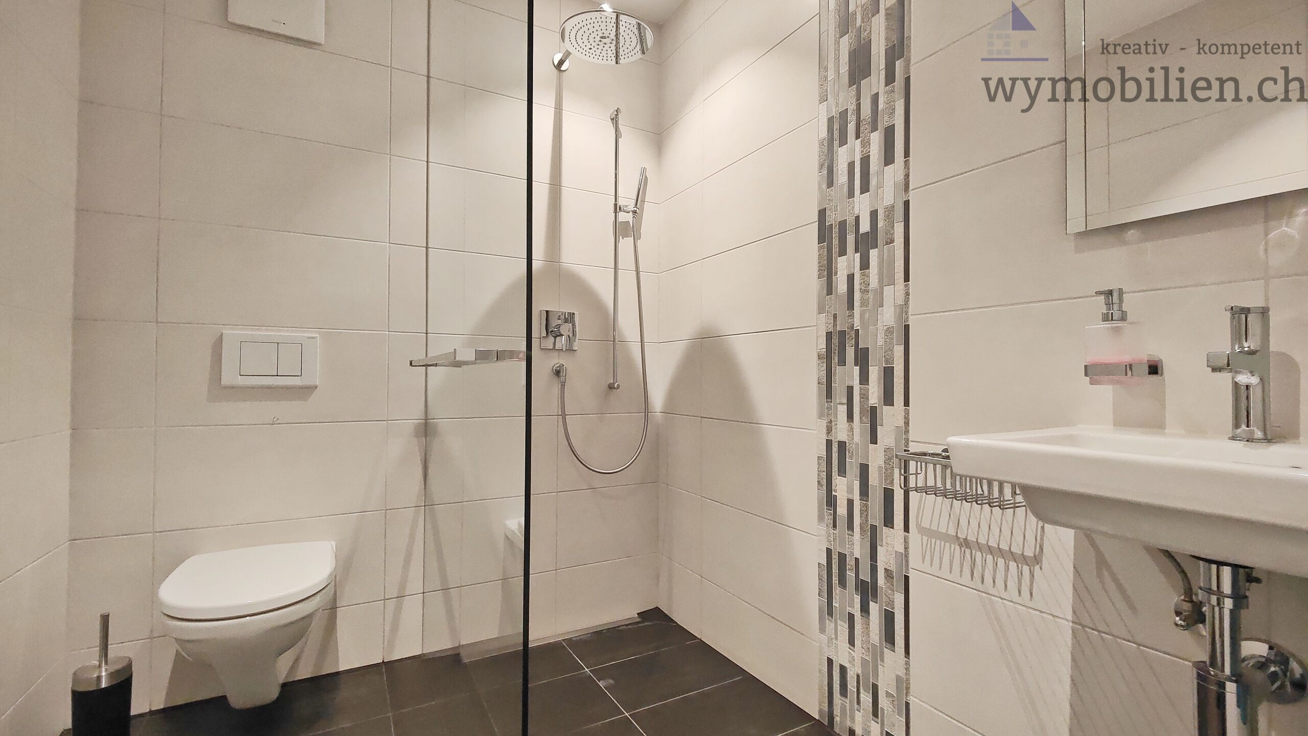 Bad 1 mit Walk-In Dusche / Regendusche