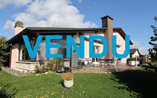 Superb, very well-kept villa in a quiet residential area.