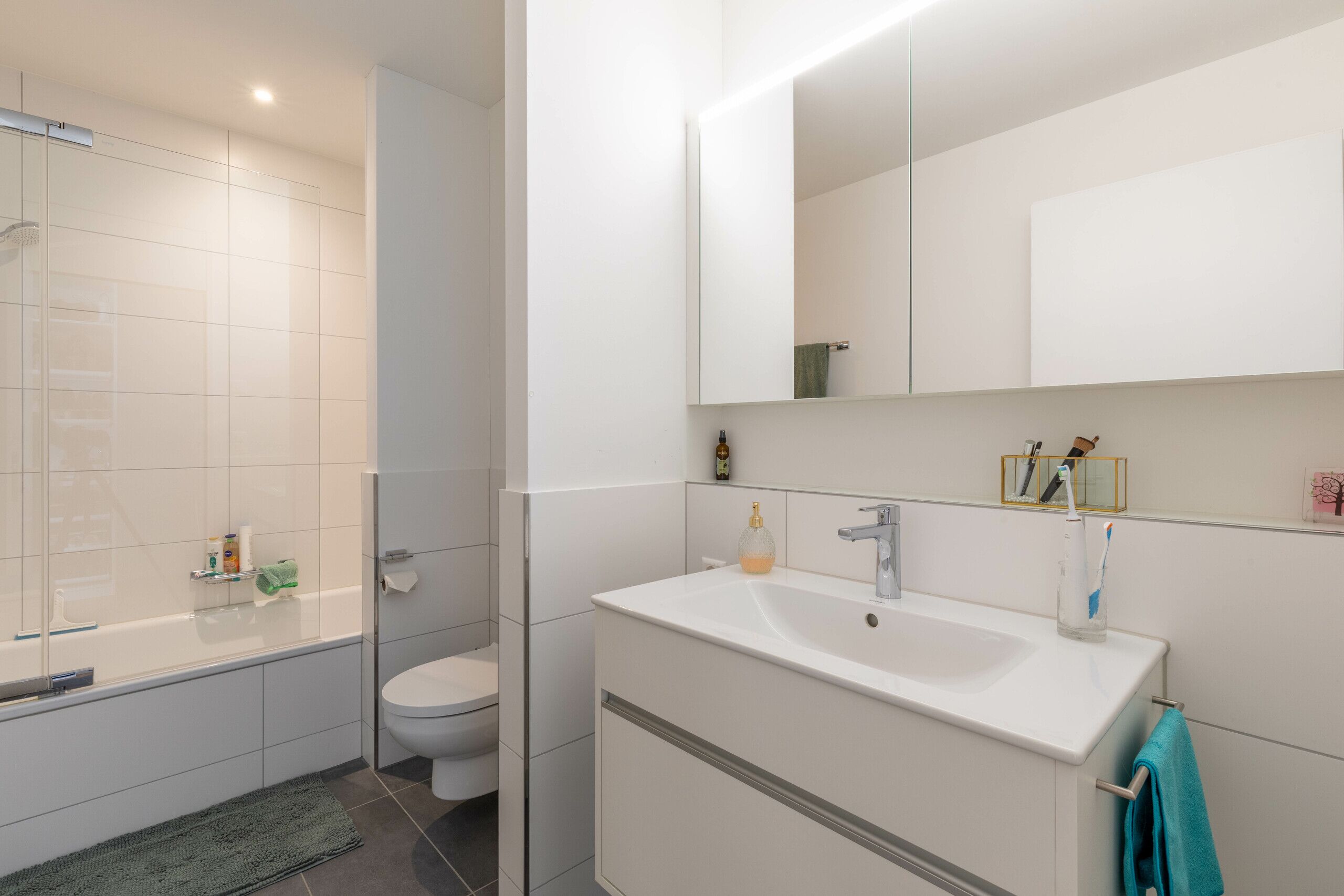Badezimmer en Suite mit WC, Lavabo und Badewanne