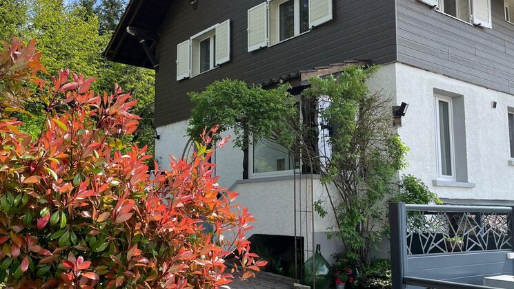 l'avant de la maison avec une vue de l'avant de la maison