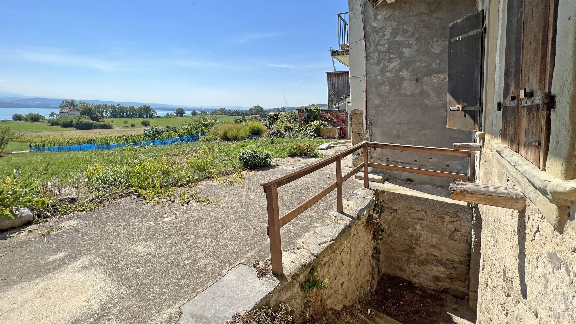 Terrasse extérieure et accès cave