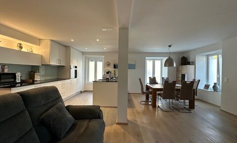 As-new 3.5-room apartment with seating area and carport for sale