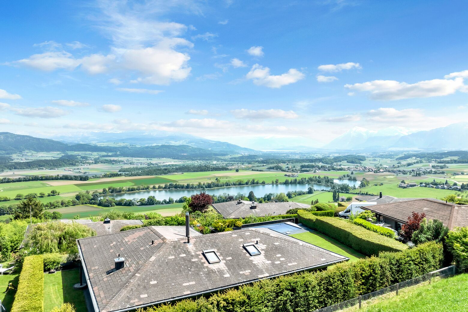 Luftbildaufnahme Aussenbereich mit Panoramablick auf den Gerzensee, Thunersee sowie den Alpen
