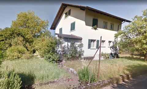 Renovationsbedürftiges Haus mit 2 Wohnungen auf grosser Parzelle