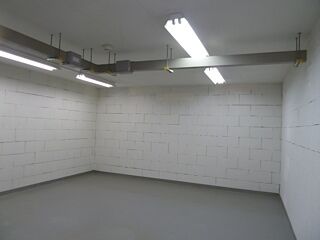 For rent, deposit of about 100m2 with unloading dock!