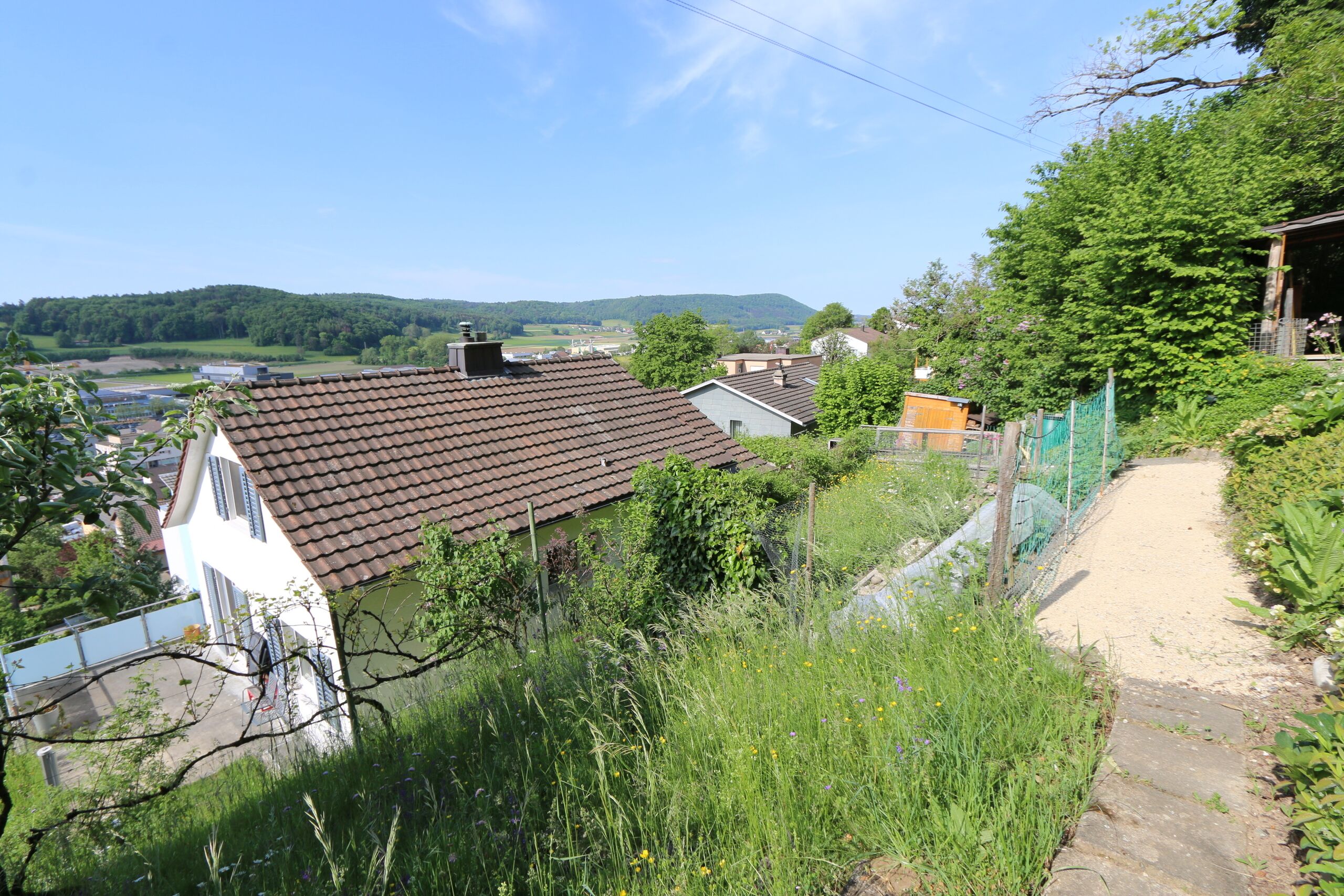 Das Grundstück erstreckt sich bis an die obenliegende Strasse